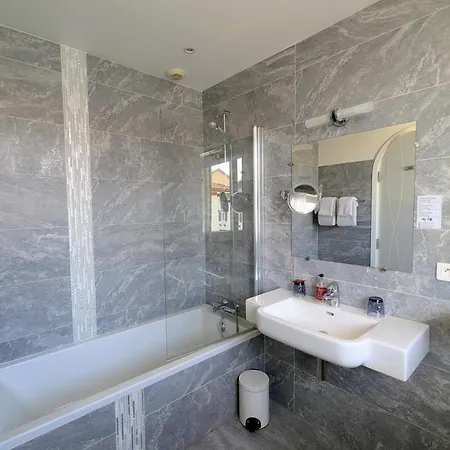 Uhainak Hotel 3*