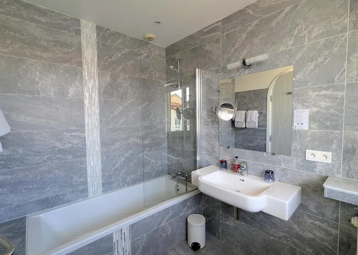 Uhainak Hotel 3*